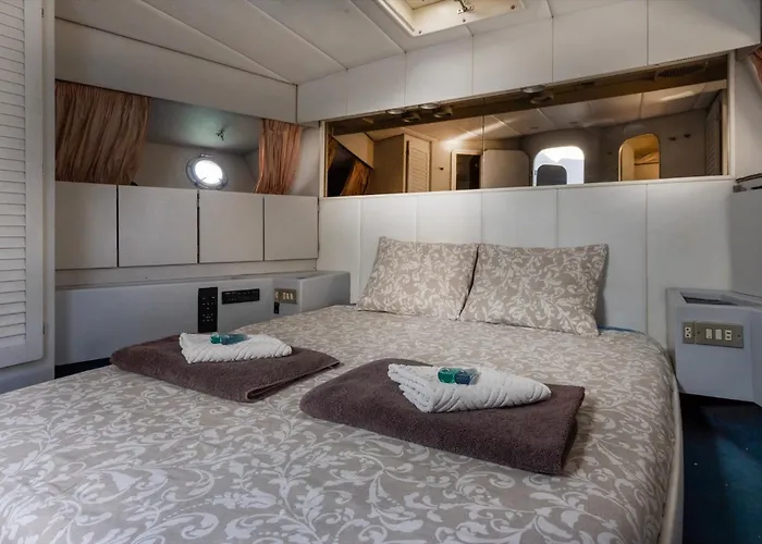 Boat Barcelona 산트 아드리아 데 베소스