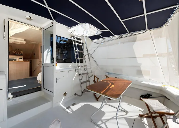 Boat Barcelona 산트 아드리아 데 베소스